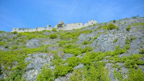 paredes del castillo de staatz ruinas sobre las montañas rocosas en el norte de weinviertel, baja austria