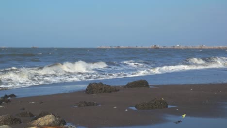 Am-Strand-Beginnen-Die-Wellen-Zu-Steigen