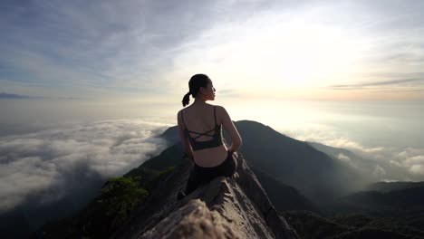 asiatische frau auf dem gipfel der bergkette