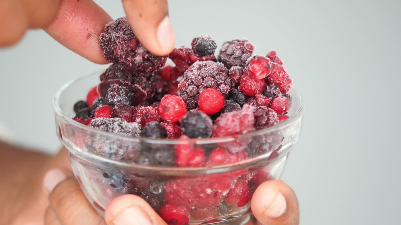 bayas mezcladas congeladas en un cuenco