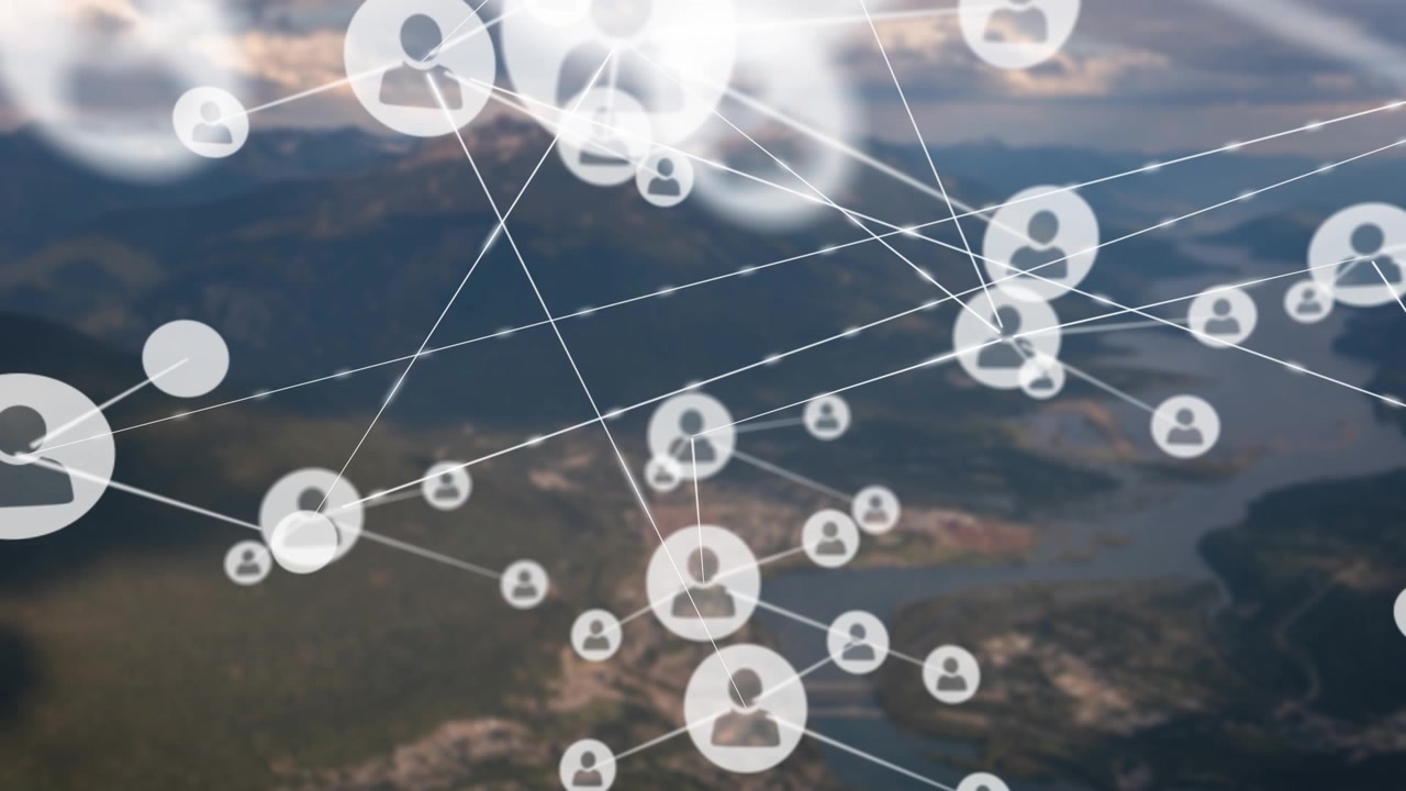 Connessioni di rete digitali sovrapposte a un paesaggio montano aereo
