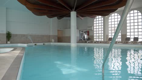 Toma-Lenta-Y-Reveladora-De-Una-Piscina-De-Talasoterapia-Con-Agua-Salada-Dentro-De-Un-Spa-De-Lujo-En-Francia.