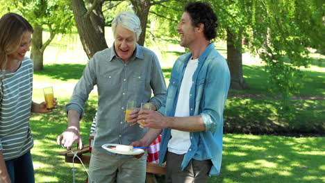 Mann-Macht-Barbecue-Für-Die-Familie