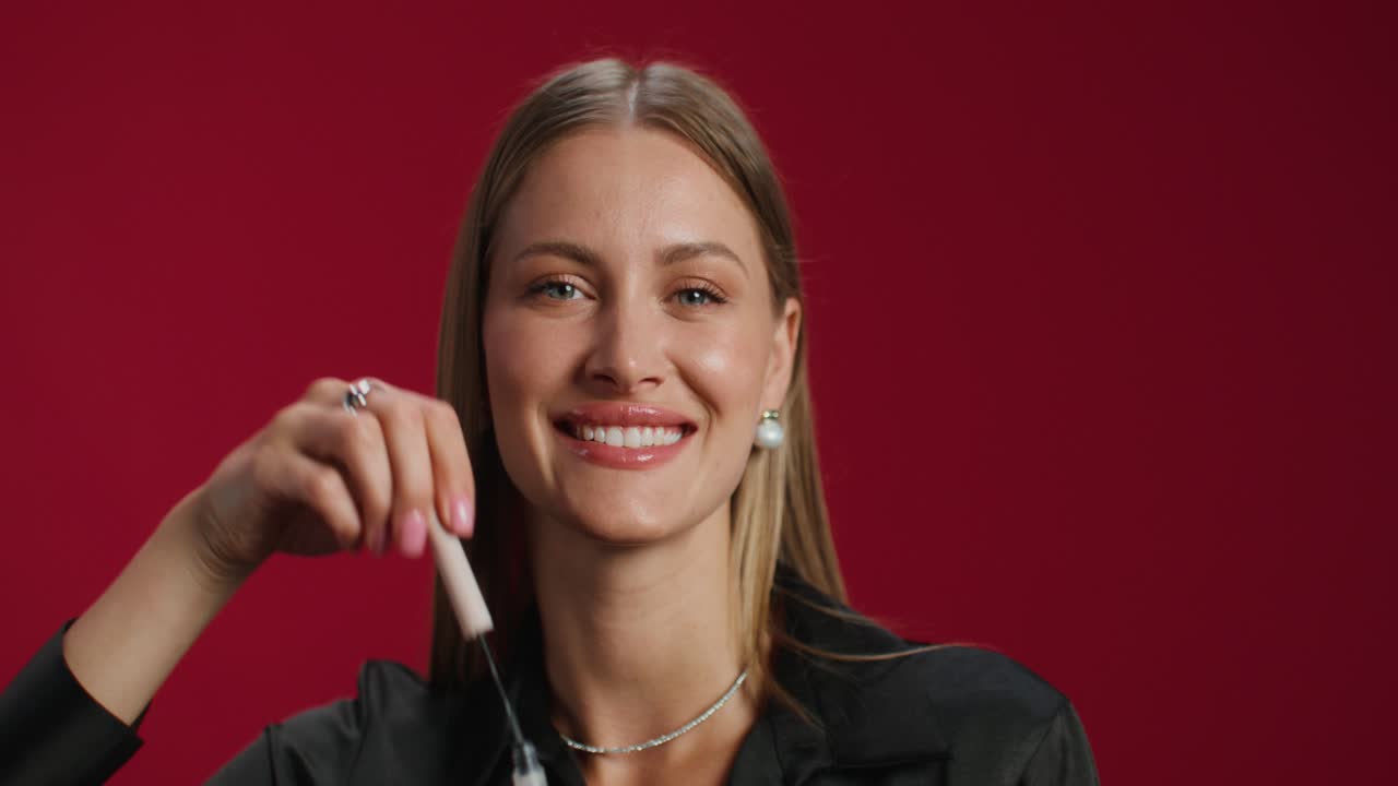 mujer aplicando gel para cejas