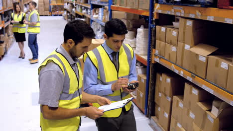 compañeros de trabajo escaneando productos con un escáner de códigos de barras