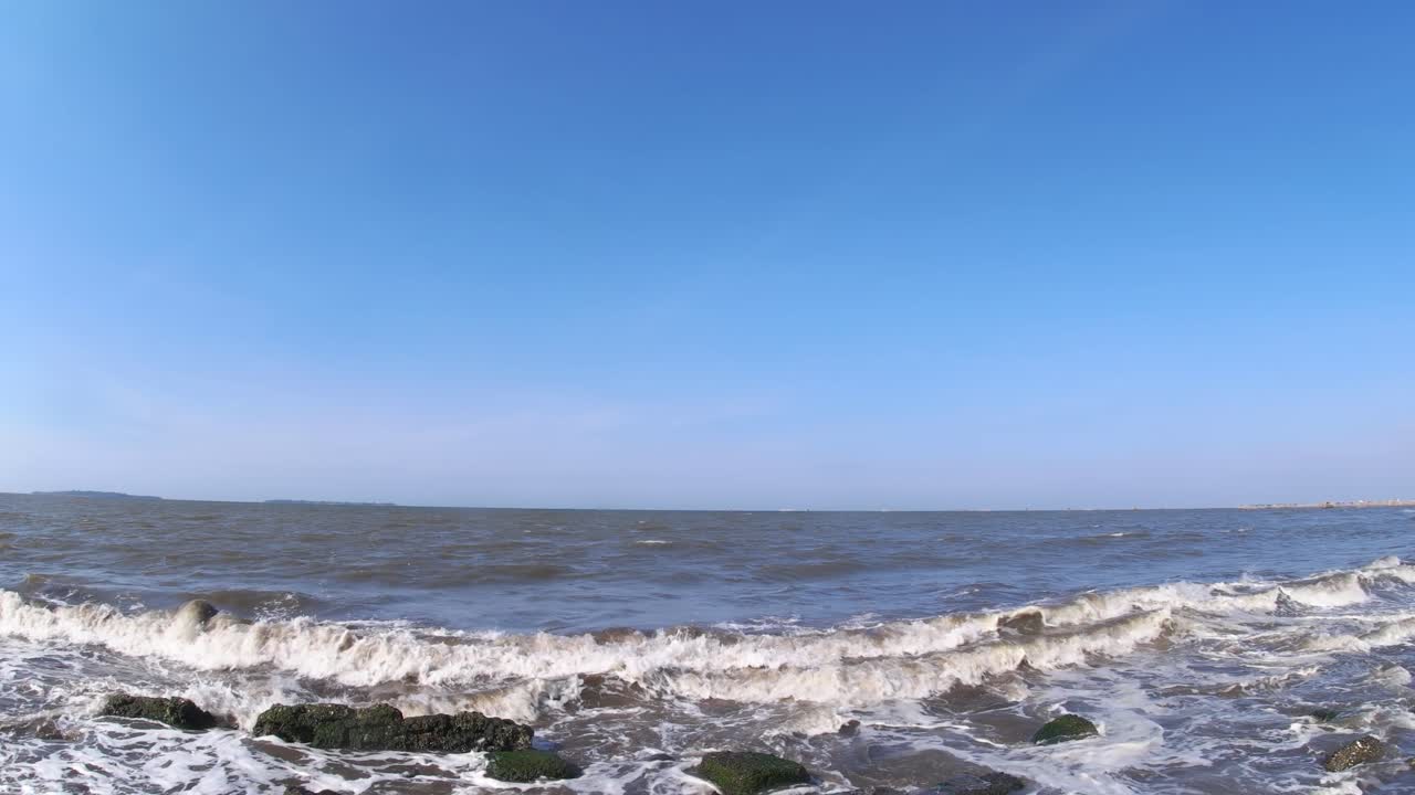 낮 동안 해변에서 4k 바다 지평선