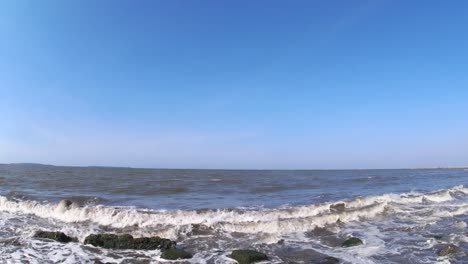 Horizonte-Oceánico-De-4k-Desde-La-Playa-Durante-El-Día.