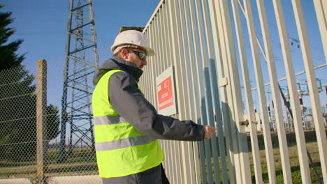 el gerente con ropa de protección personal llega a la subestación de energía segura