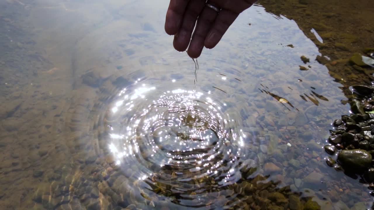 구자라트 자르와니 폭포의 자연 속에서 휴식을 취하는 청년