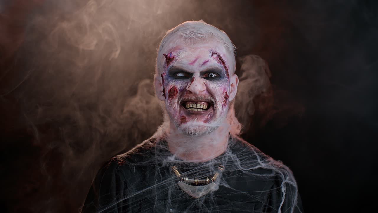 상처,  ⁇ 터, 콘택트 렌즈를 가진 좀비 남자가 카메라를 쳐다보며 두려워하려고 치아를 클릭합니다.