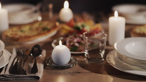 mesa de acción de gracias festivamente decorada y bellamente servida. tiro deslizante