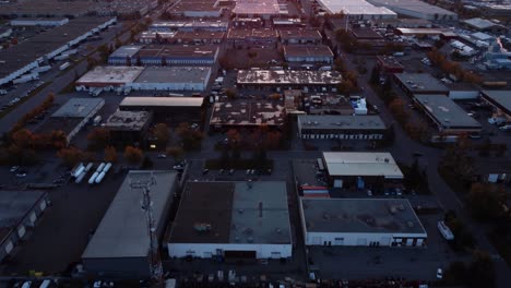 Aufschlussreiche-Drohnenaufnahme-Des-Sonnenaufgangs-über-Lagerhäusern-In-Calgary