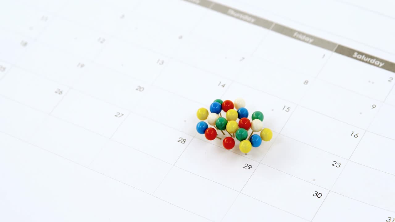 primer plano de un alfiler de empuje multicolor