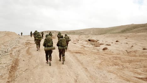 soldado de las fdi de israel caminando durante una operación militar en el desierto