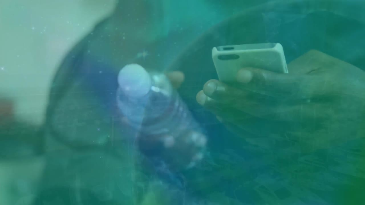 animación del paisaje urbano sobre un empresario afroamericano que usa un teléfono inteligente