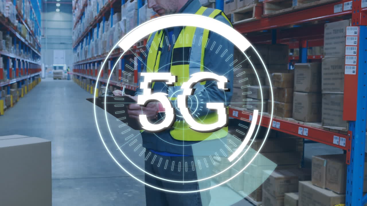 5g 텍스트 오버 라운드 스캐너 백인 남성 노동자가 창고에서 클립보드에 글을 쓰고 있습니다.