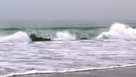 Olas-Rompiendo-En-La-Playa