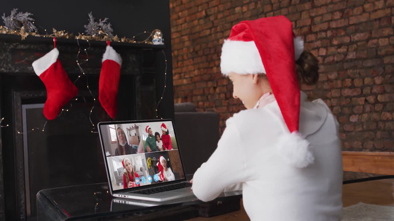 mujer caucásica pasando el tiempo en casa con sombrero de papá noel