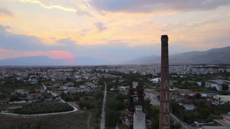 luchtfoto drone 4k clip oplopend over een schoorsteen en een industriegebied op het gebied van drama in noord-griekenland