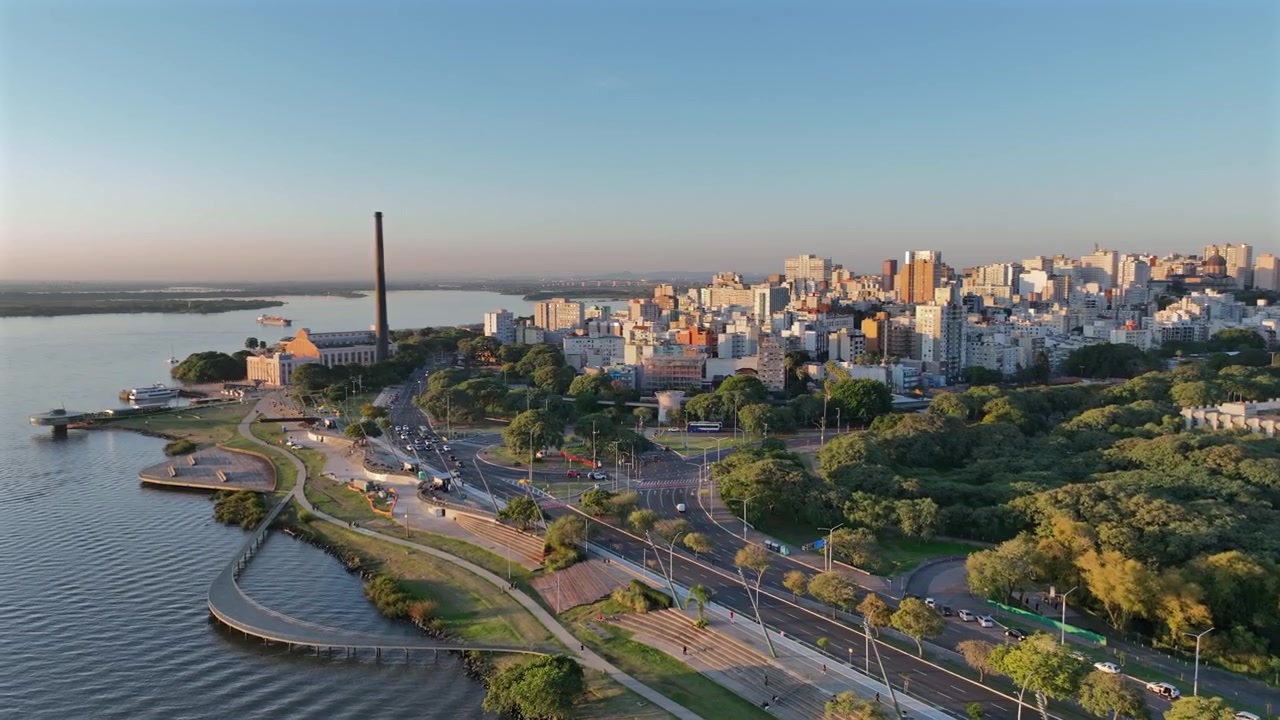 Inquadratura di ambientazione del lungomare di Porto Alegre all'ora d'oro lungo la strada rivierasca.