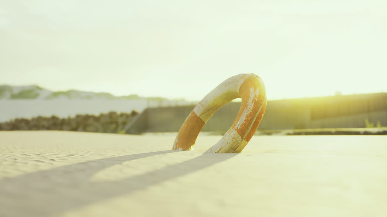 la boya salvavidas descansa en una zona arenosa al amanecer junto a la costa