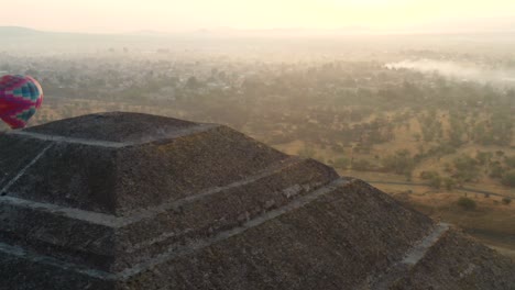 vista aérea del globo aerostático volando por la pirámide de la cultura azteca en teotihucan méxico durante el amanecer, 4k