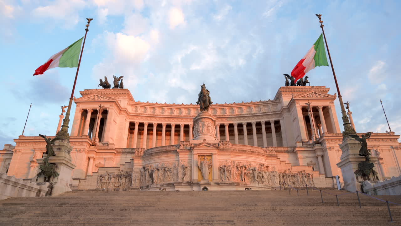 Roma, Italia - 16 giugno 2022: l'Altare della Patria, monumento a Vittorio Emanuele II al tramonto