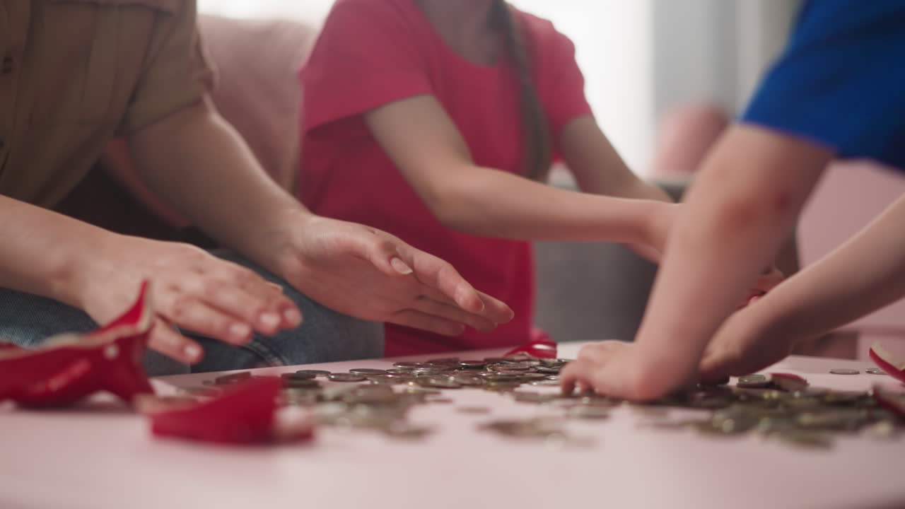 un niño con su madre recoge monedas una niña se sienta cerca