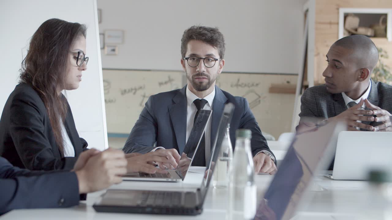 Manager attenti che comunicano durante la riunione