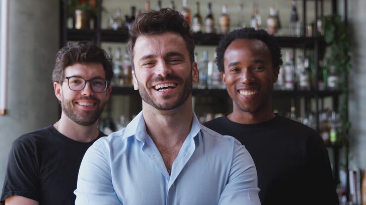 Retrato do Proprietário de Restaurante/Bar com Equipe de Garçons Junto ao Balcão