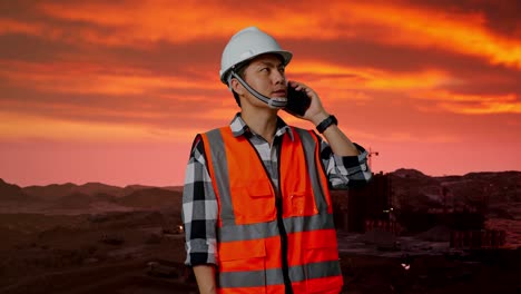 trabajador de la construcción en un sitio de construcción al atardecer
