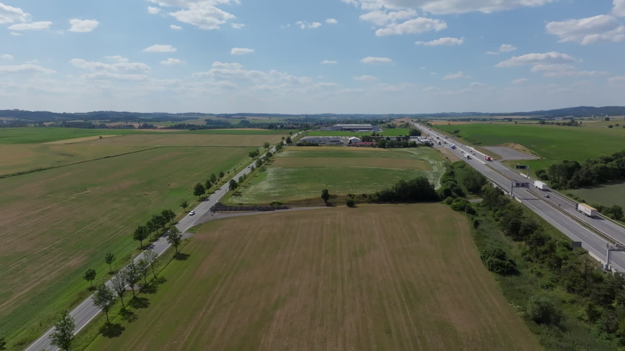 vista aérea de una carretera que atraviesa un paisaje rural