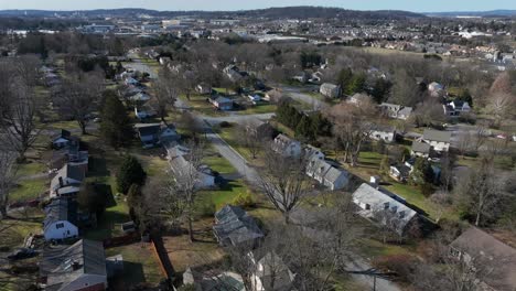 tranquilo barrio de los suburbios en la ciudad americana durante un día soleado