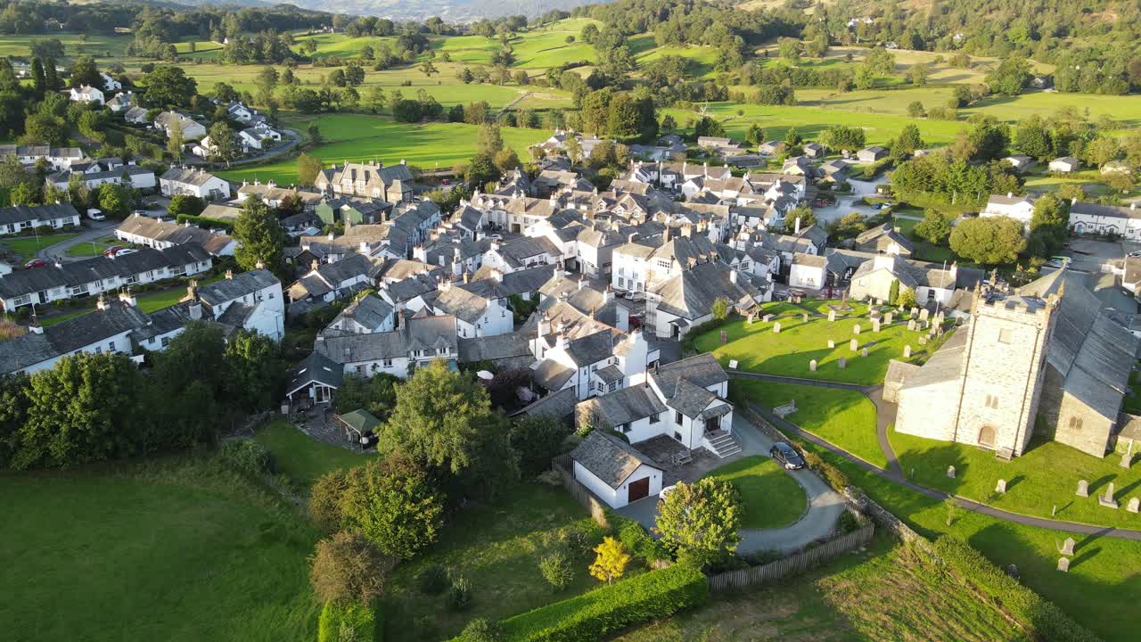 Images aériennes du village de Hawkshead, Lake District, Cumbria, Royaume-Uni, panoramique au coucher du soleil