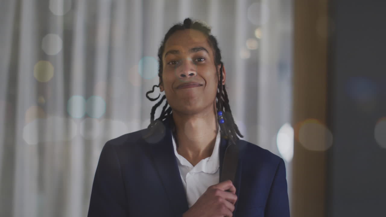 animación de puntos de luz sobre un hombre biracial feliz vestido con traje