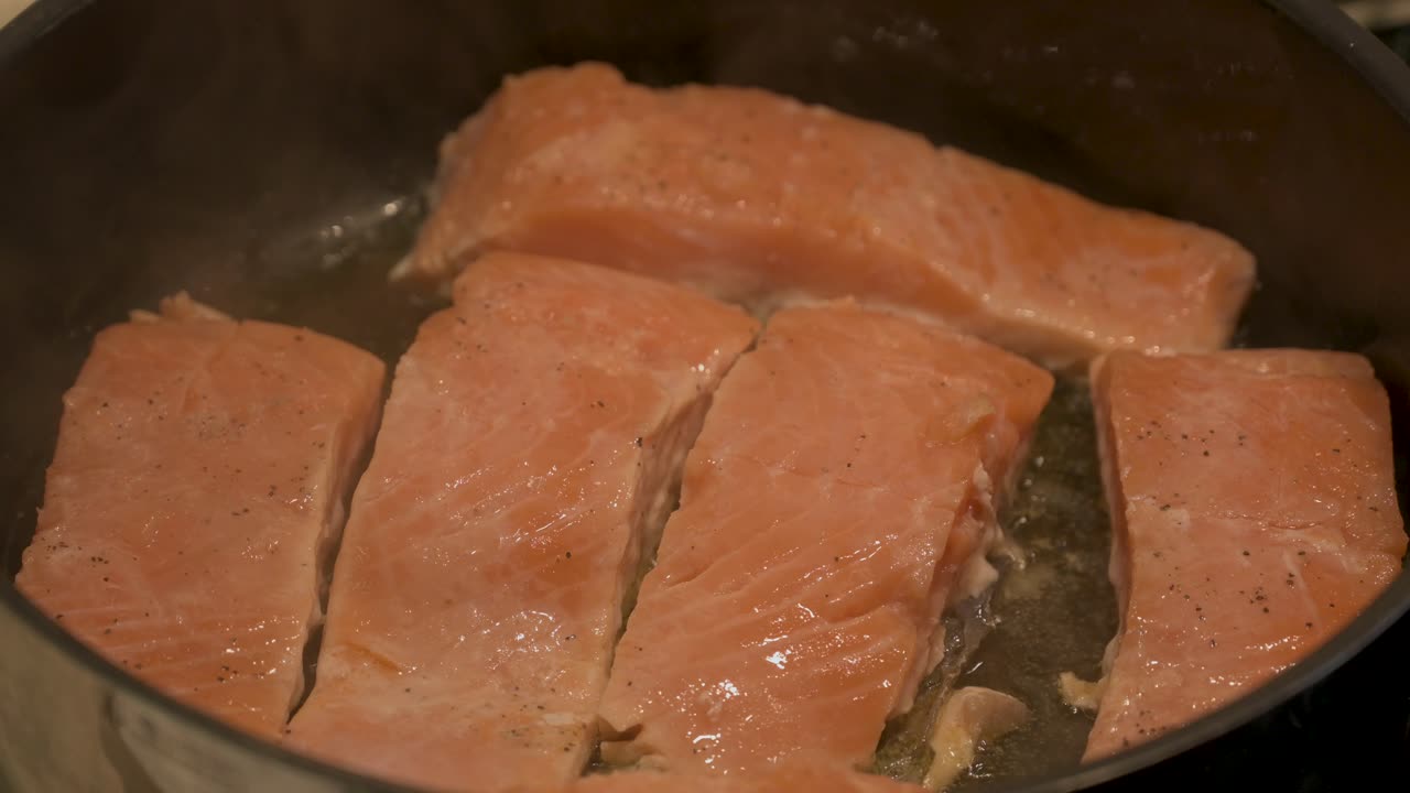 프라이팬에 연어 필레 조각 요리