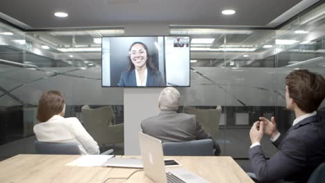 hombres de negocios teniendo una videoconferencia en la sala de juntas