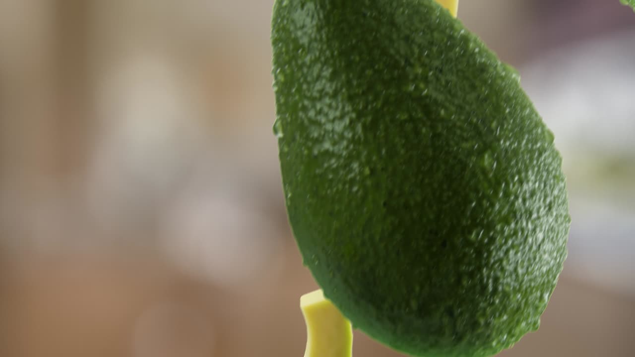 부 배경 에 떨어지는 조각 이 있는 아보카도