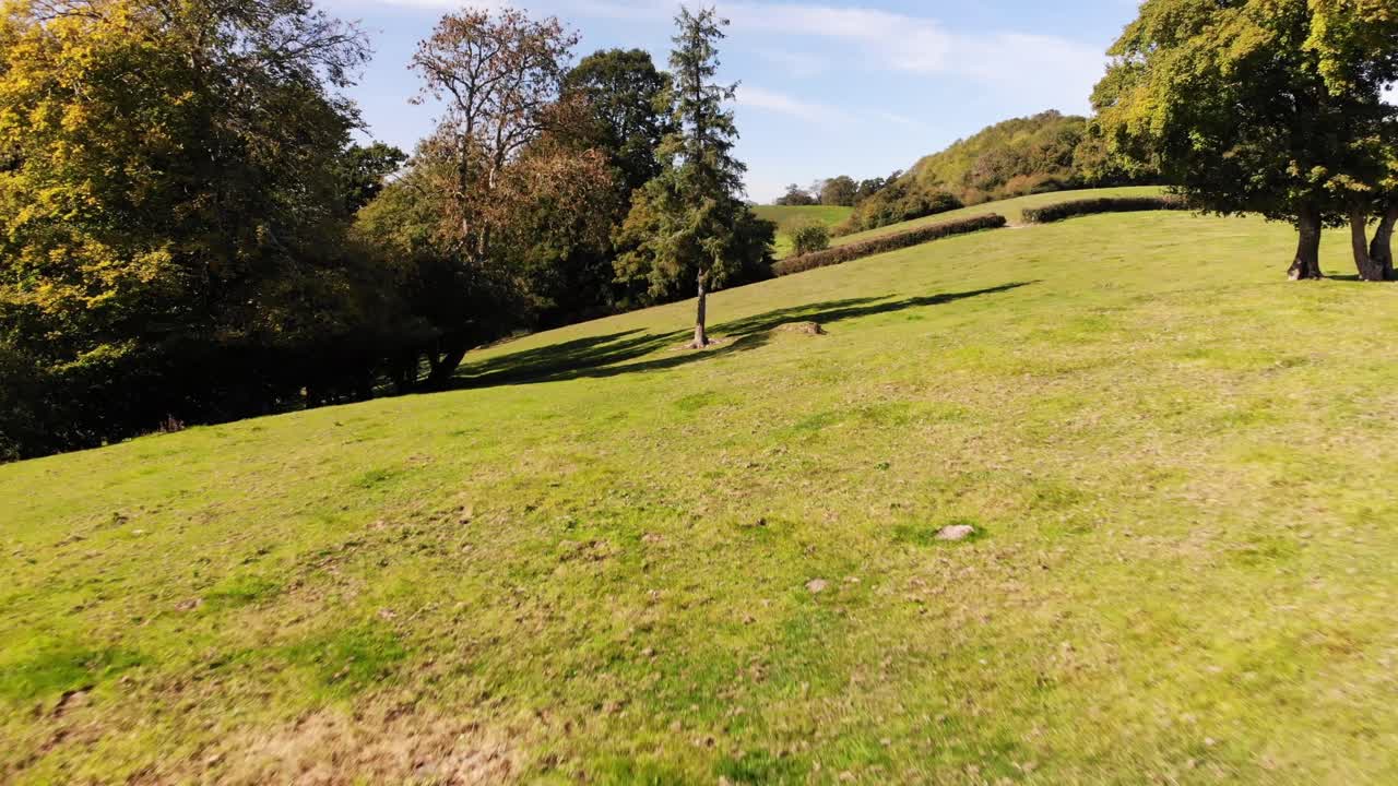toma aérea inversa de un parque en devon, inglaterra, en un hermoso día soleado