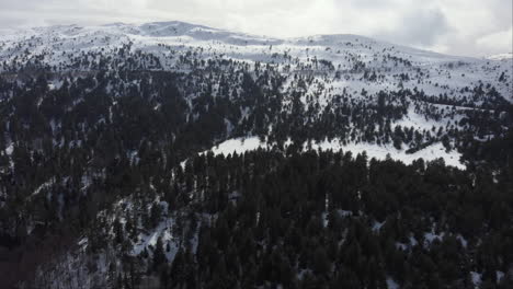 Luftaufnahme-Der-Schneebedeckten-Berghänge-Und-Nadelbäume,-Majestätischer-Sonnenuntergang-Am-Berg-Kaimaktsalan-In-Griechenland