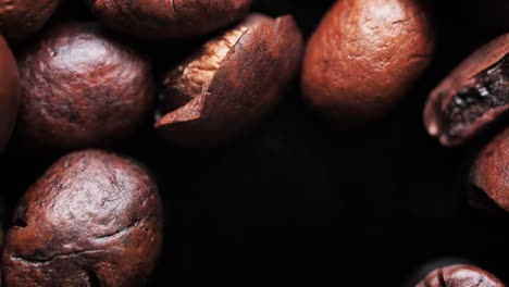frijoles de café tostados en el fondo. bucle de video. primer plano