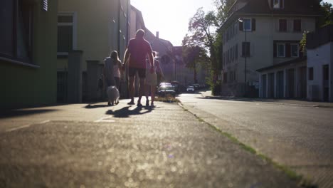 Rack-Fokus-Der-Familie-Und-Hundespaziergang-In-Der-Nähe-Der-Kirche-In-Tübingen,-Deutschland-In-4k-Innenstadt,-Heimat-Der-ältesten-Universität-Europas-Bei-Sonnenuntergang