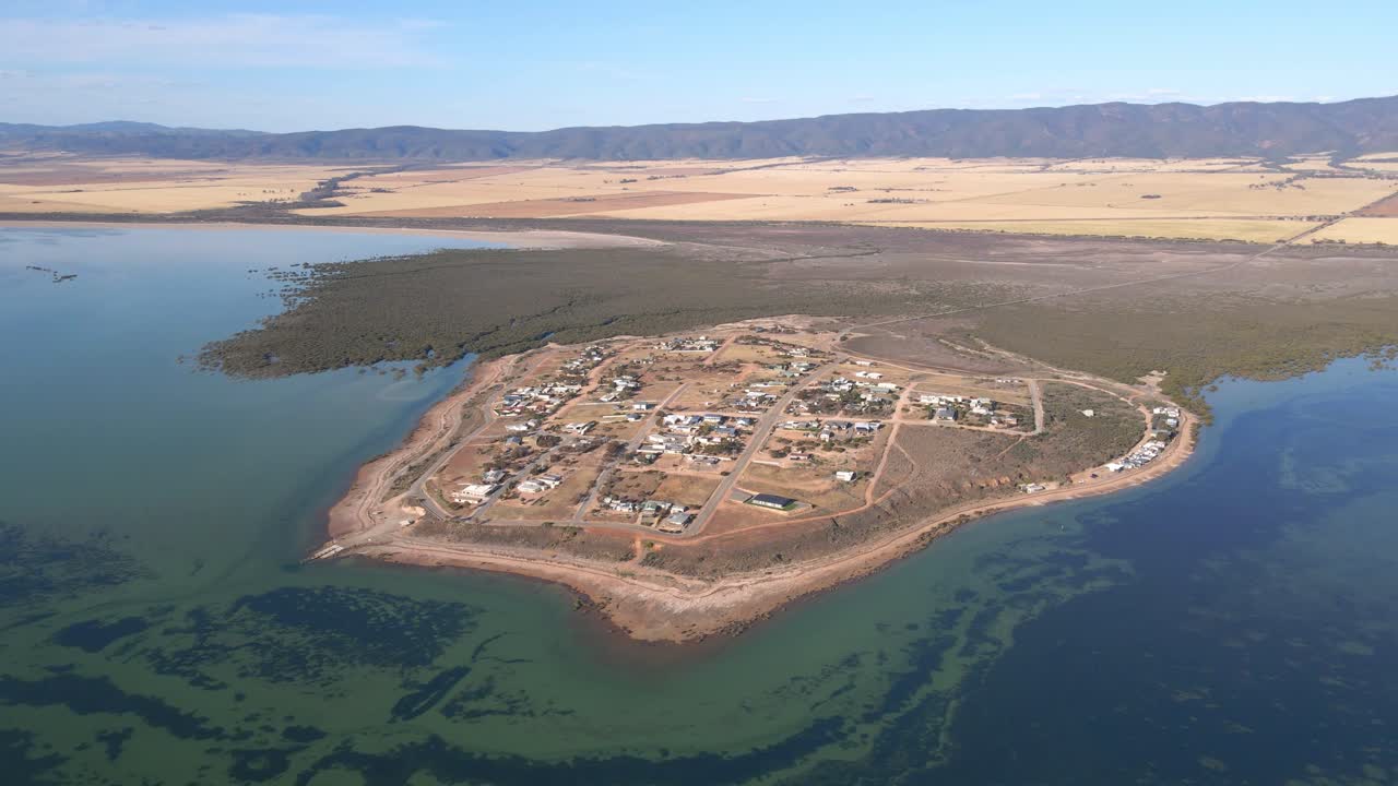 호주 남부의 자연으로 둘러싸인 위루나 섬의 공중 높은 전망