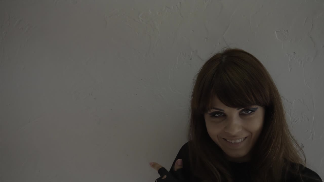 mujer con vestido negro y guantes de cuero