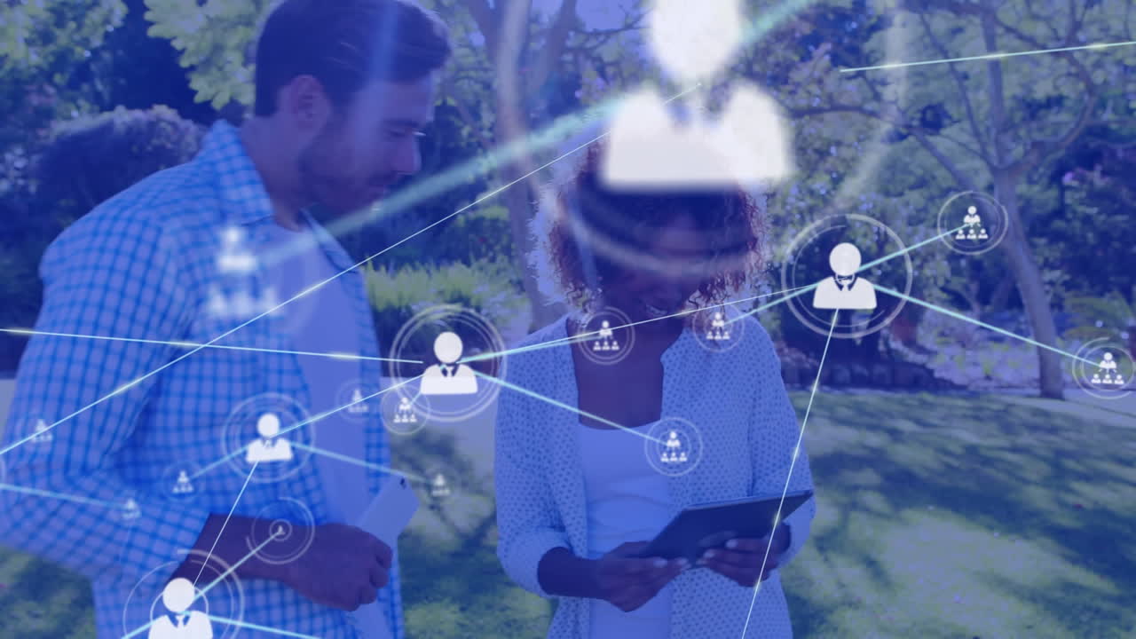 de iconos de conexión de red contra la pareja abrazando y usando tableta digital