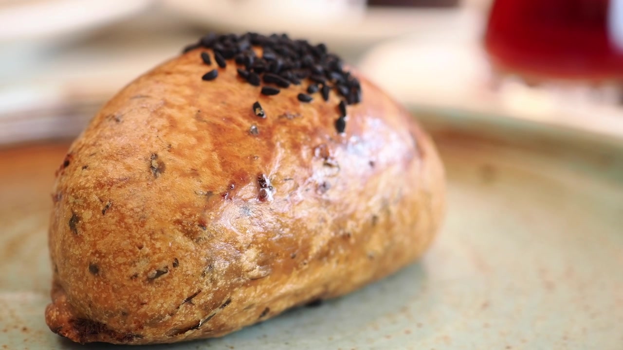 Dolce appena sfornato con semi di sesamo nero su un piatto