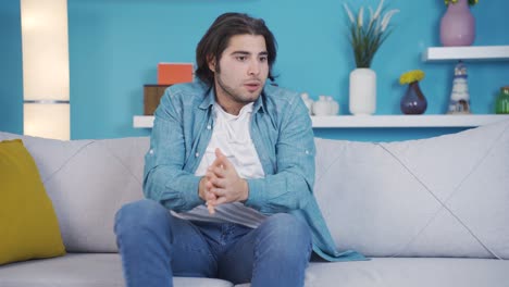 sintiendo miedo y ansiedad, el joven piensa.