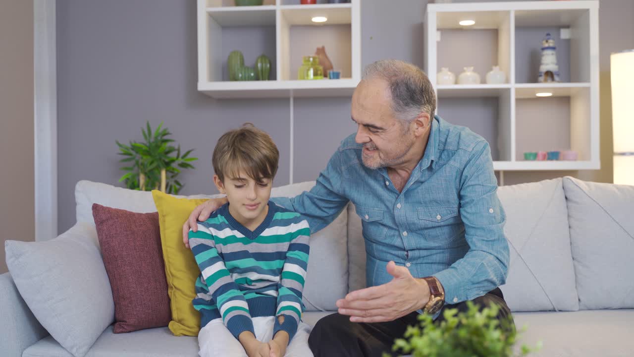 el abuelo motiva a su nieto y mejora su moral.