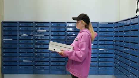 mulher de entrega segurando caixas de cartão