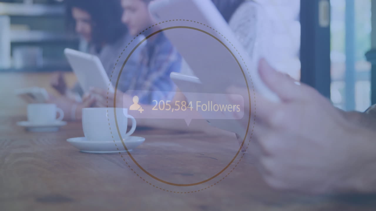 태블릿을 사용하는 다양한 사람들 사이에서 추종자의 수가 증가하는 애니메이션